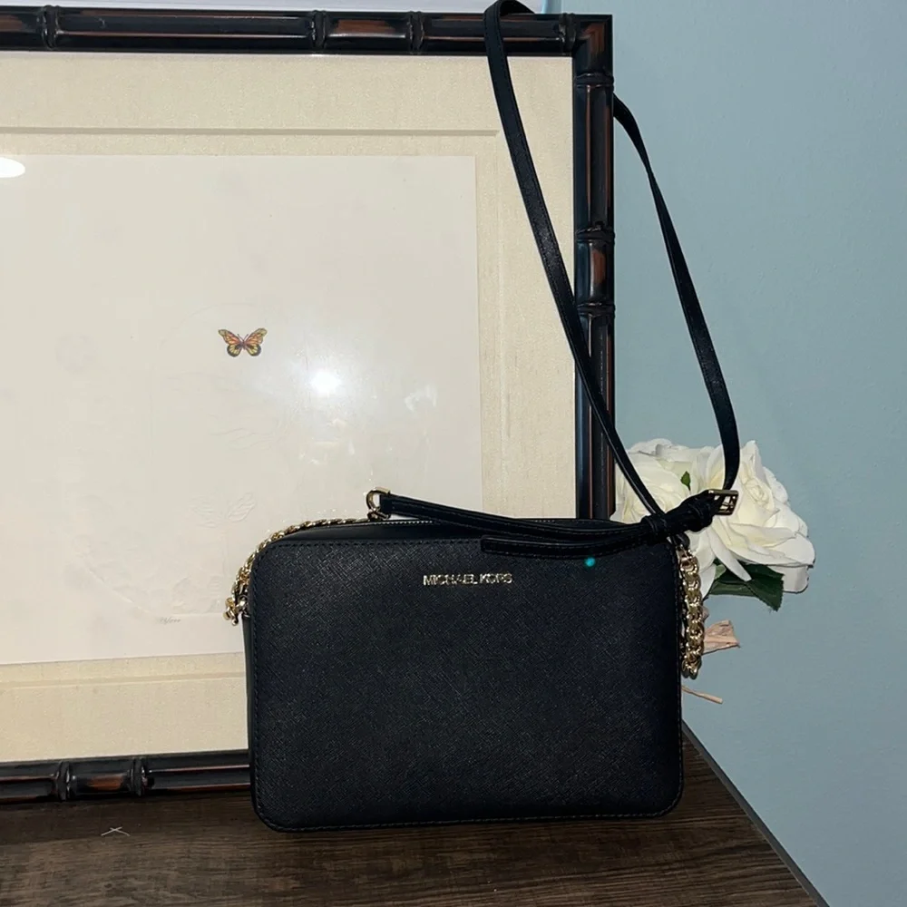 Michael Kors Jet Set Saffiano Leather Crossbody Bag in Black w Gold Hardware EUC